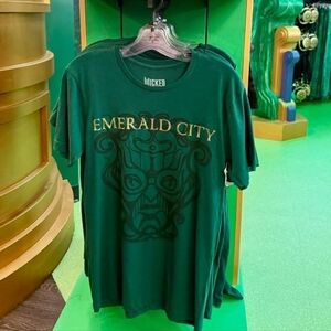 Universal Studios WICKED EmeralCity Green With Gold Lettering Tshirt Size XL NWT